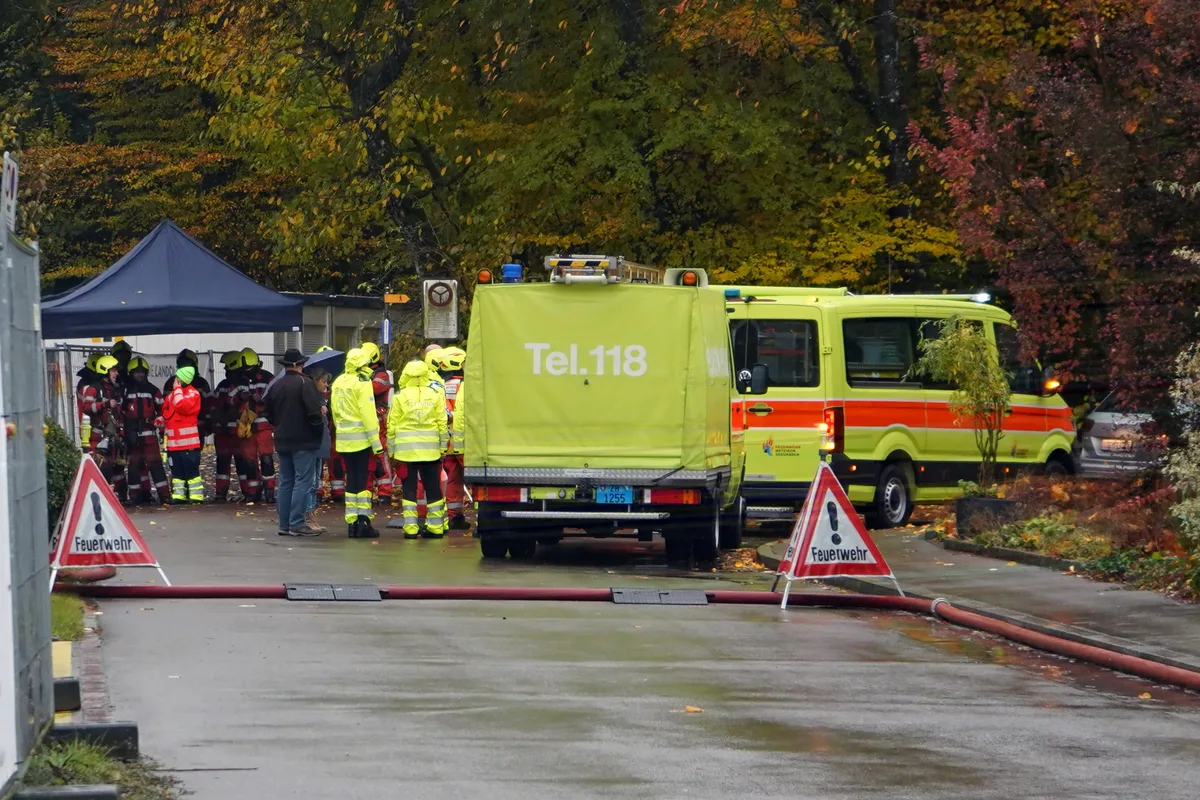 Man sieht einen Feuerwehreinsatz.